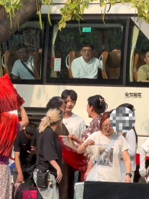 萨日娜 马丽 『但愿人长久』 拍摄现场花絮 在补妆呢