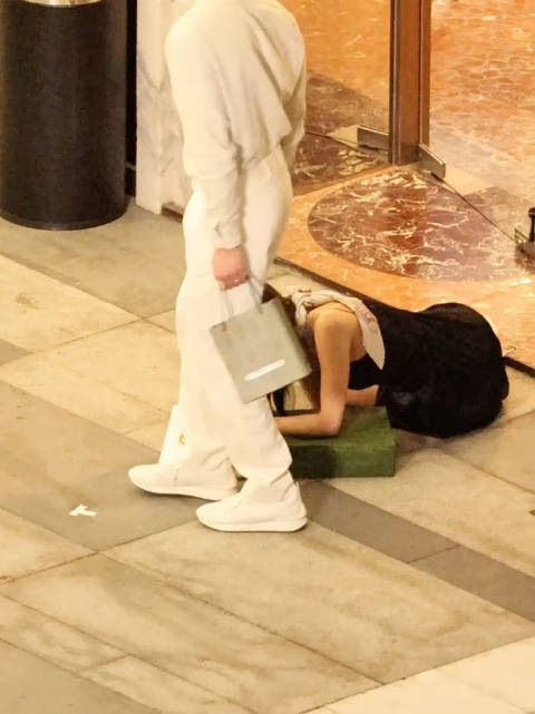 向涵之拍戏意外摔倒，网友称其动作轻盈优美