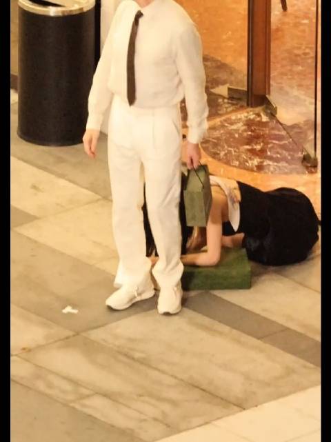 向涵之穿高跟鞋摔倒脚崴，陈伟霆及时搀扶