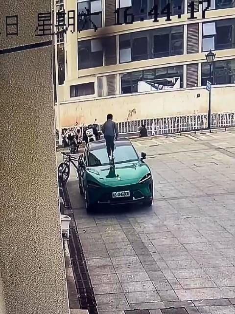 这小米YU7如果是我的，我得血压高……这熊孩子有人管吗