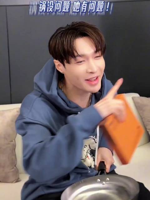 啊啊啊啊 她有问题…… （好嗲的咩崽 ） zyx @张艺兴 lay