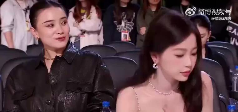 虞书欣穿低胸礼服弯腰不慎走光