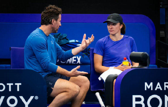 合作一年半即分手！斯瓦泰克与费塞特教练因何分道扬镳？