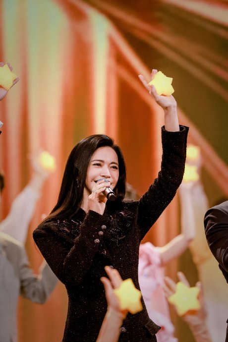 姚晨如何看待“被演戏耽误的歌手”这个标签，她未来是否有音乐计划？