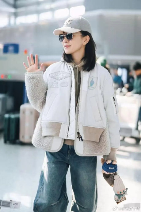 佘诗曼在新加坡机场穿的什么休闲装，搭配有什么亮点？