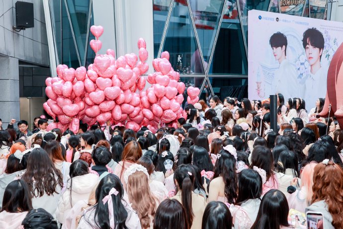 陈立农在南京演唱会上是如何回应粉丝期待与宠粉的？