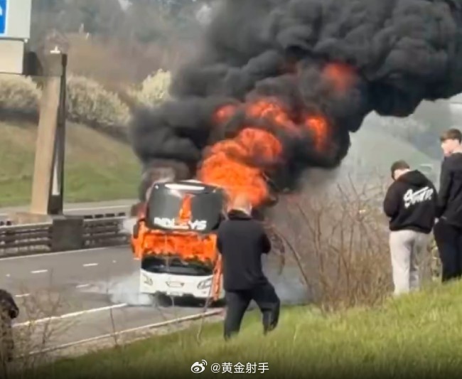 曼城球迷大巴M6高速起火，无人伤亡交通一度瘫痪