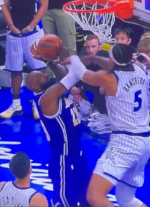 联盟裁判报告认定班凯罗封盖詹姆斯合法，维持争议球权原判