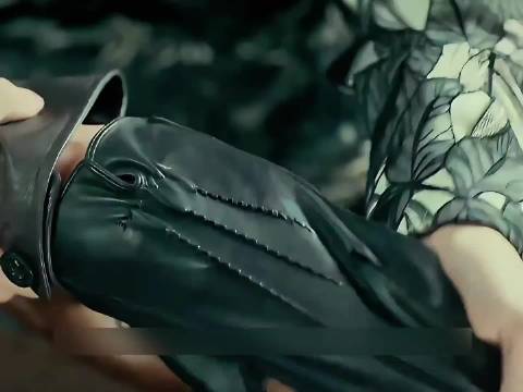 男人摘掉了手套，指甲缝里却长毛了头发！