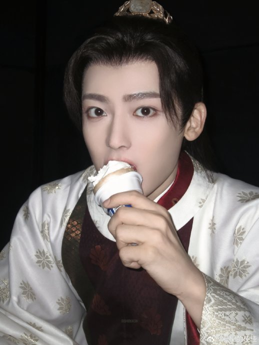 侯明昊经纪公司在此次网络侵权事件中扮演了什么角色？