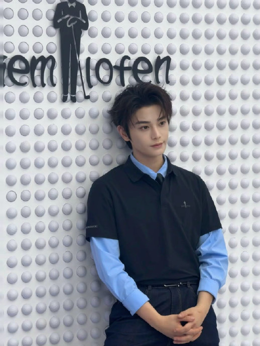 丁禹兮品牌直播首秀高尔夫，新手光环？一杆进洞引爆全场！