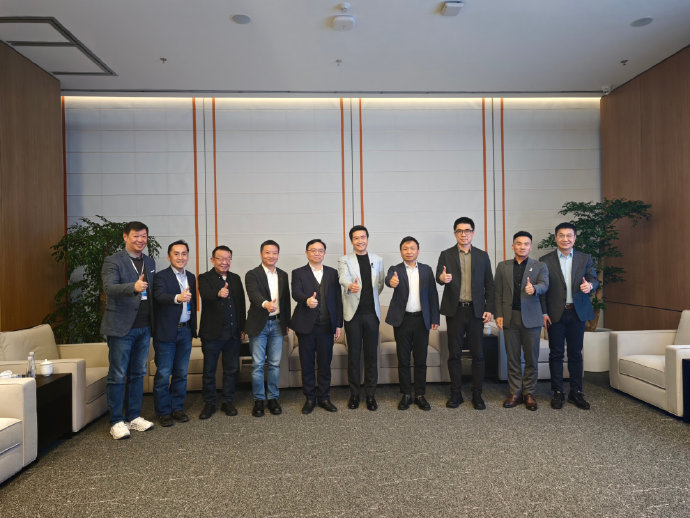 雷军回应李斌魏建军缺席SU7发布会，透露销售数据