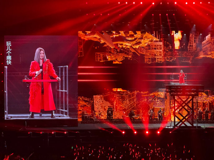 田震在演唱会期间分享了哪些个人生活故事和感悟？