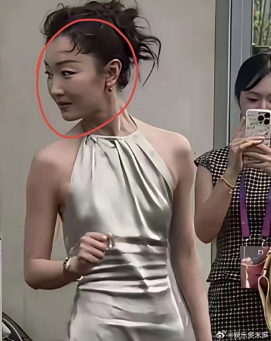 从影后到精英！周冬雨皮衣造型背后，是一场十年蜕变