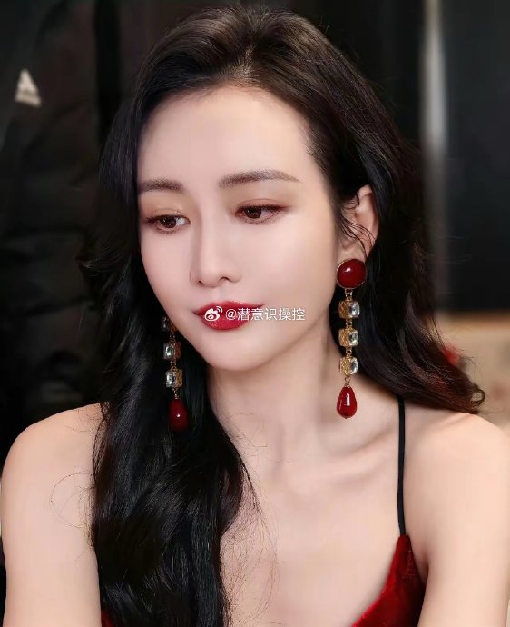 王鸥官宣单身对其事业和后续作品《此处通往繁星》、《谷雨》等有何影响？