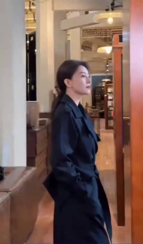 高圆圆力量训练抗衰成效显著，体态挺拔线条紧致