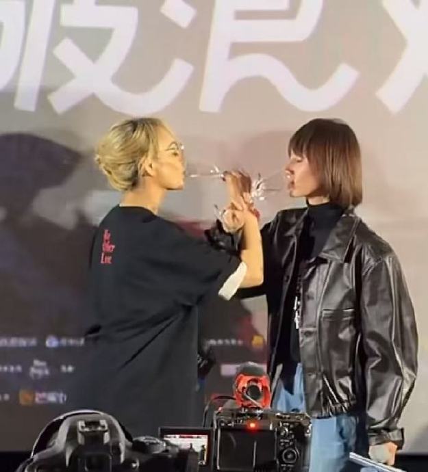 袁泉和宁静在《蜂蜜的针》首映礼上分享了哪些拍摄时的幕后故事？