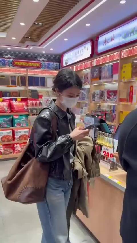 王楚然活动后亲自收粉丝信分板鸭臭豆腐