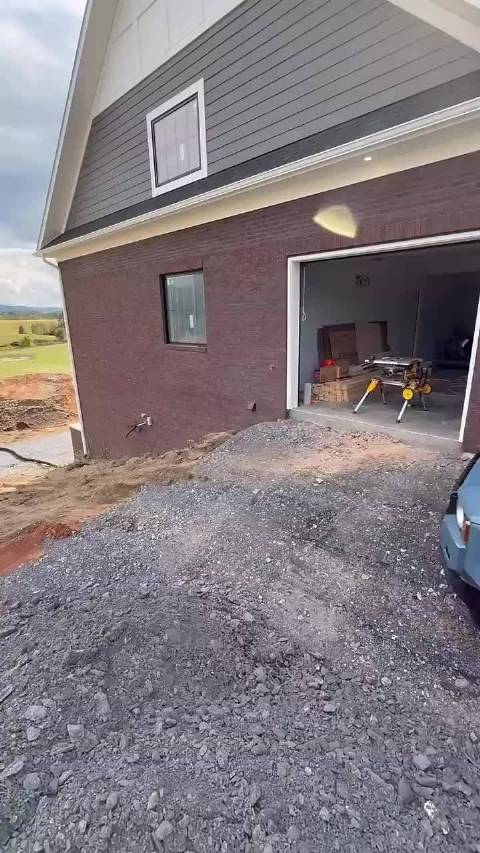 村民感叹村路修缮精良，质疑购买普拉多必要性