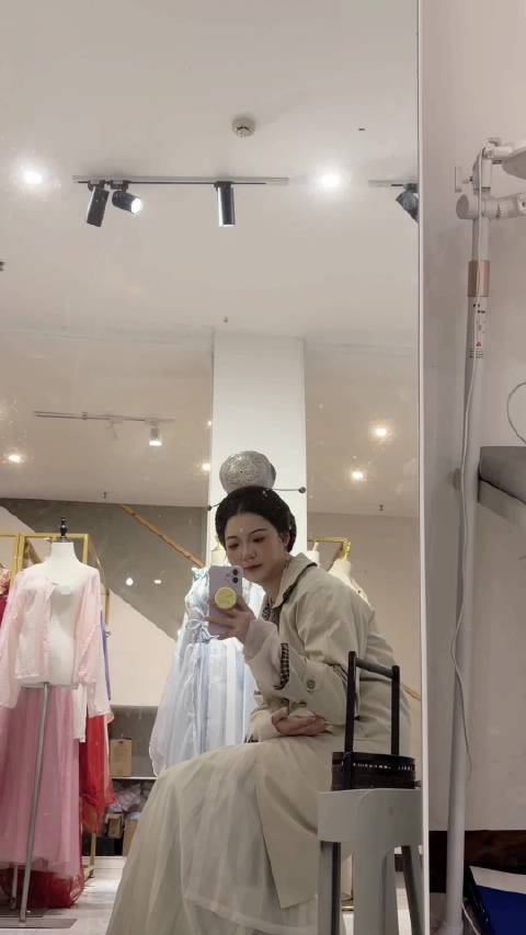 汉服爱好者露露与同伴夜间完成妆容拍摄