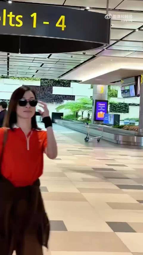 佘诗曼新加坡被偶遇，亲切友善获赞