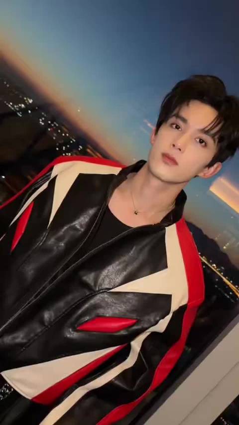 吴磊机车造型曝光双喉结引热议