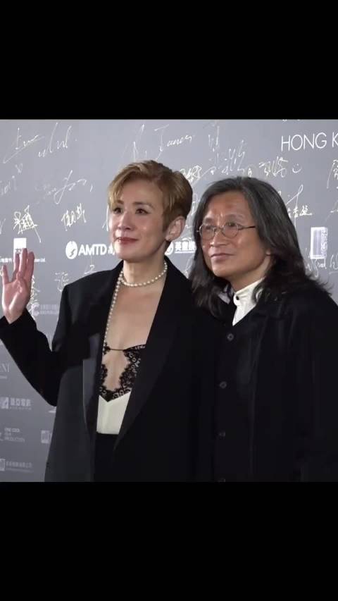 吴君如身穿透视装和老公陈可辛出席活动，咱就是说十三妹是真敢穿，太美了！