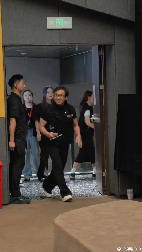 梁家辉 等同框亮相微博VC计划