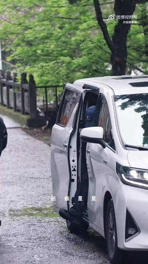 丁禹兮回应质疑称做更好让人笑