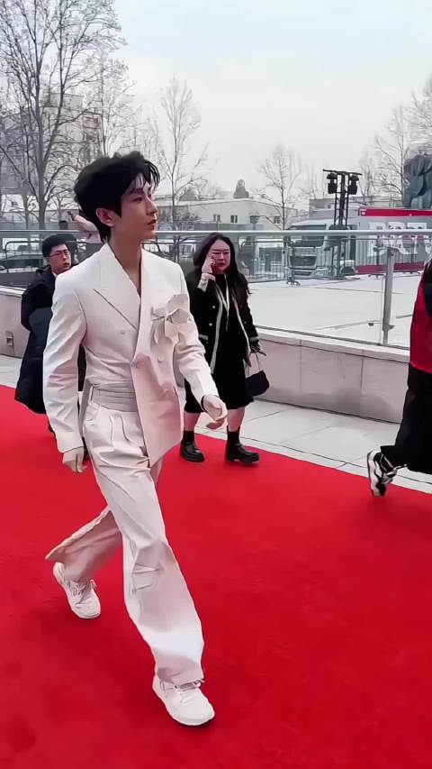 我是哥哥的走路粉 嘶哈……@成毅