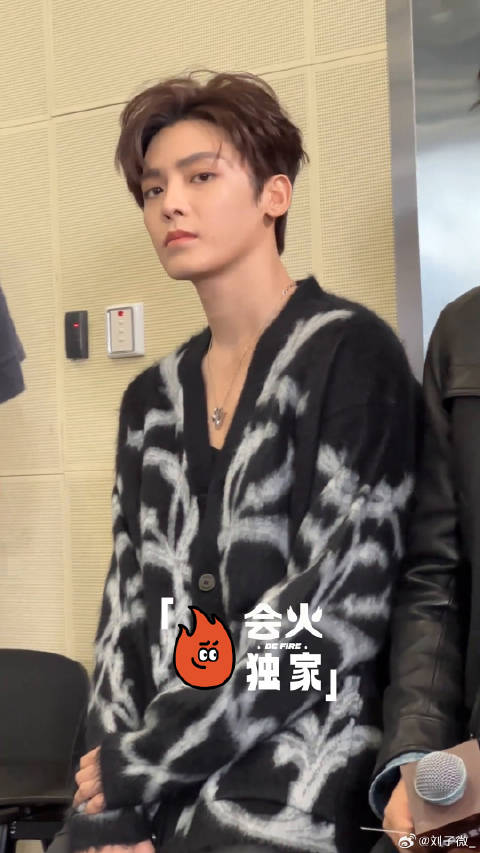 侯明昊你帅的我有点内个了...大梦归离 帅哥 微博VC计划