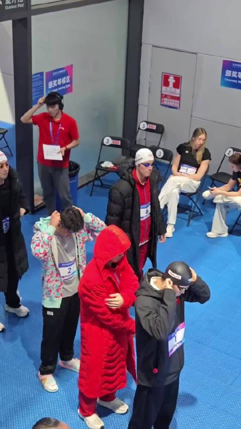 捡到两个比赛前候场的小汪和领奖前social的小汪