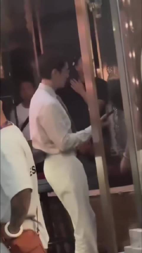 在陈伟霆背后议论他的人，可以顺便看看他的大屁股