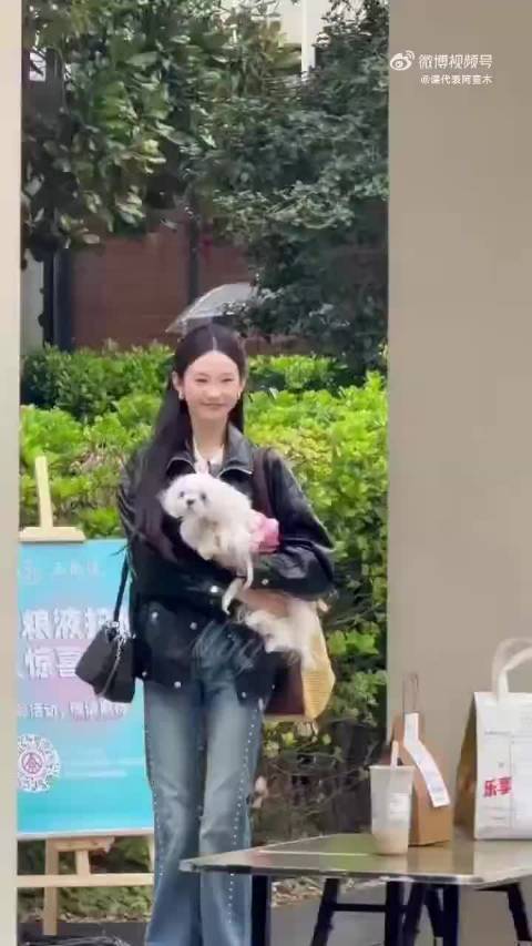 张艺凡带狗上班与粉丝互动，双向宠粉甜度超标