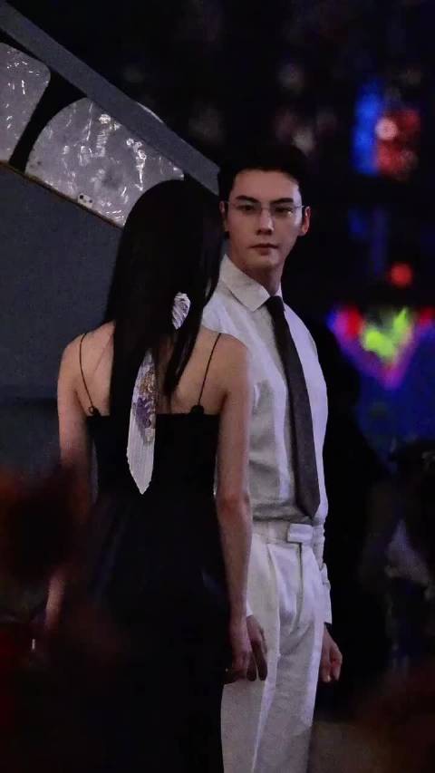 陈伟霆向涵之戏中初遇有种魅魔过招极致拉扯的感觉昂