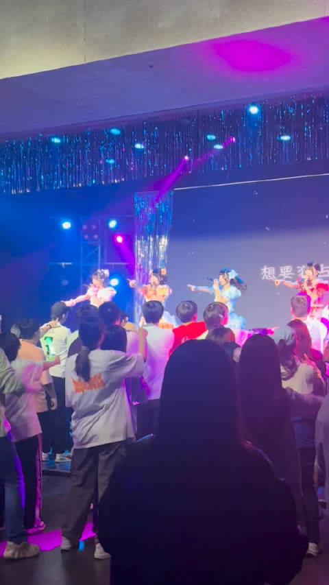 严肃出席lovepower三周年活动，五成员表演两小时