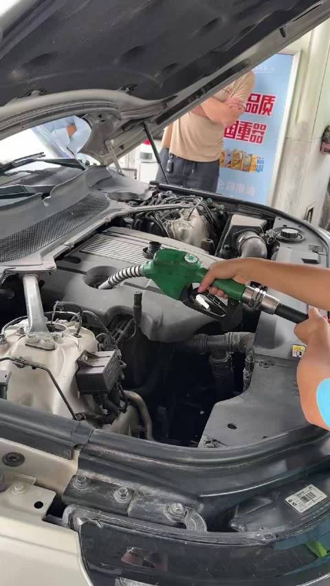 这样加油没问题吗？ 谁开过路虎谁说一下？