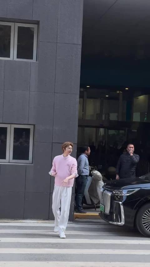 林一穿搭好春天，粉色上衣好娇嫩 线下人气很旺