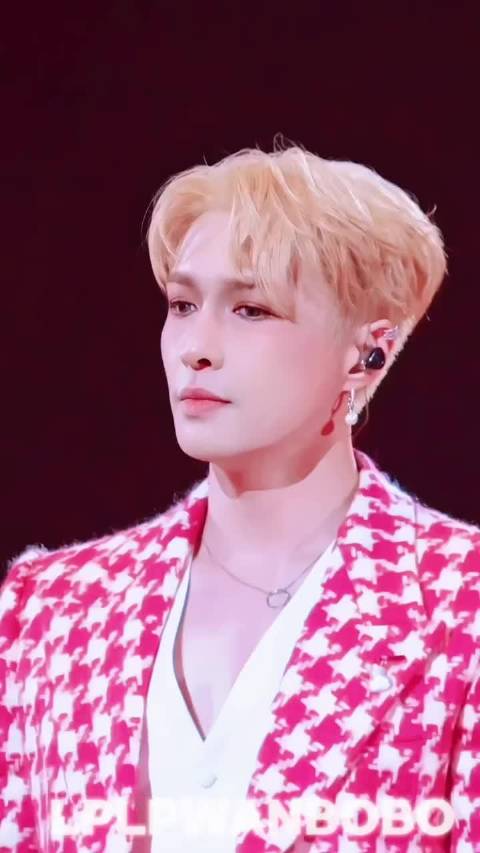 张艺兴｜看到张莲我们要叫什么！ 网友辣评：好美！