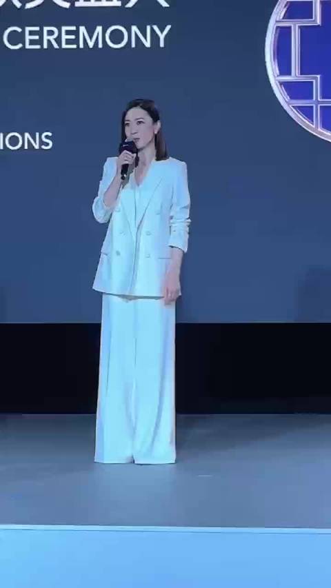 佘诗曼谈女性价值，倡导自信自在人生