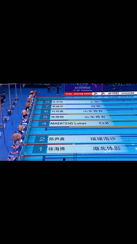 张展硕800自夺金斩获第四冠，谦逊表现显领军潜力