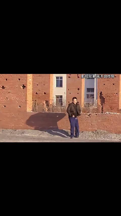 大爷随地解手遭孩童恶作剧