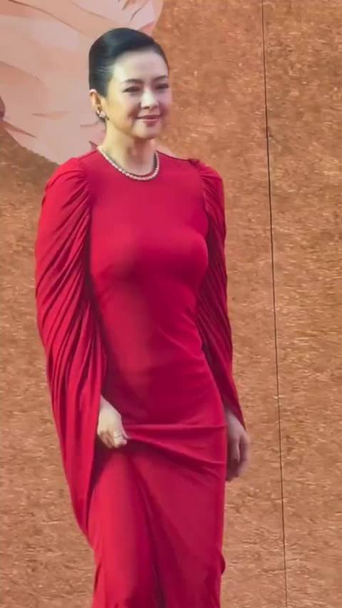 有网友说看了半天以为是倪萍老师