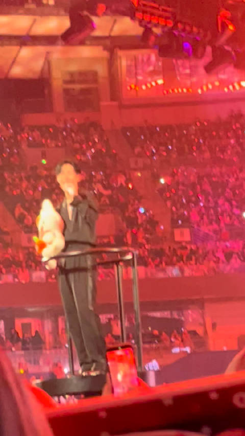 看到仔仔一直看我的方向 那赶紧换个手来比个心吧 老天爷 他立马抬手回了一个