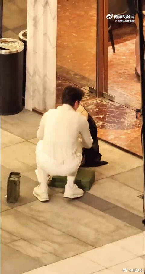 向涵之片场摔倒陈伟霆搀扶