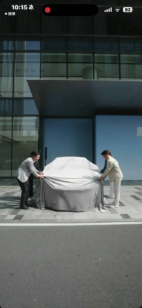 小米SU7今日交付，苏炳添与雷军共同为首批车主开门