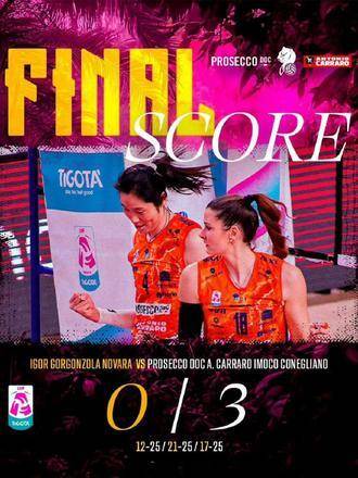 比赛告捷，队友们彼此鼓劲、笑容洋溢