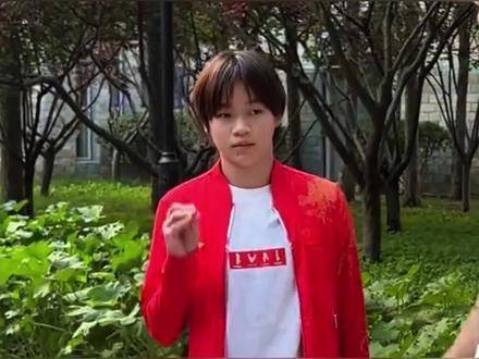 全红婵在直播间进食，竟引发广泛质疑！全红婵直播吃零食嘴没停过