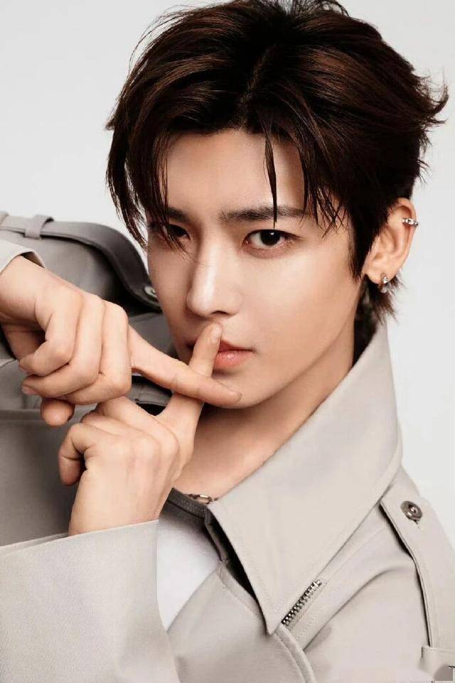 侯明昊出道十周年：绿黑仪式感定格成长，十年初心依旧闪耀