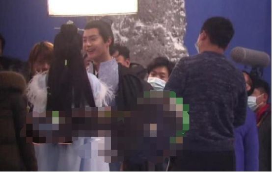 杨颖片场与马天宇亲密互动，获儿子小海绵探班，独自在片场外玩耍